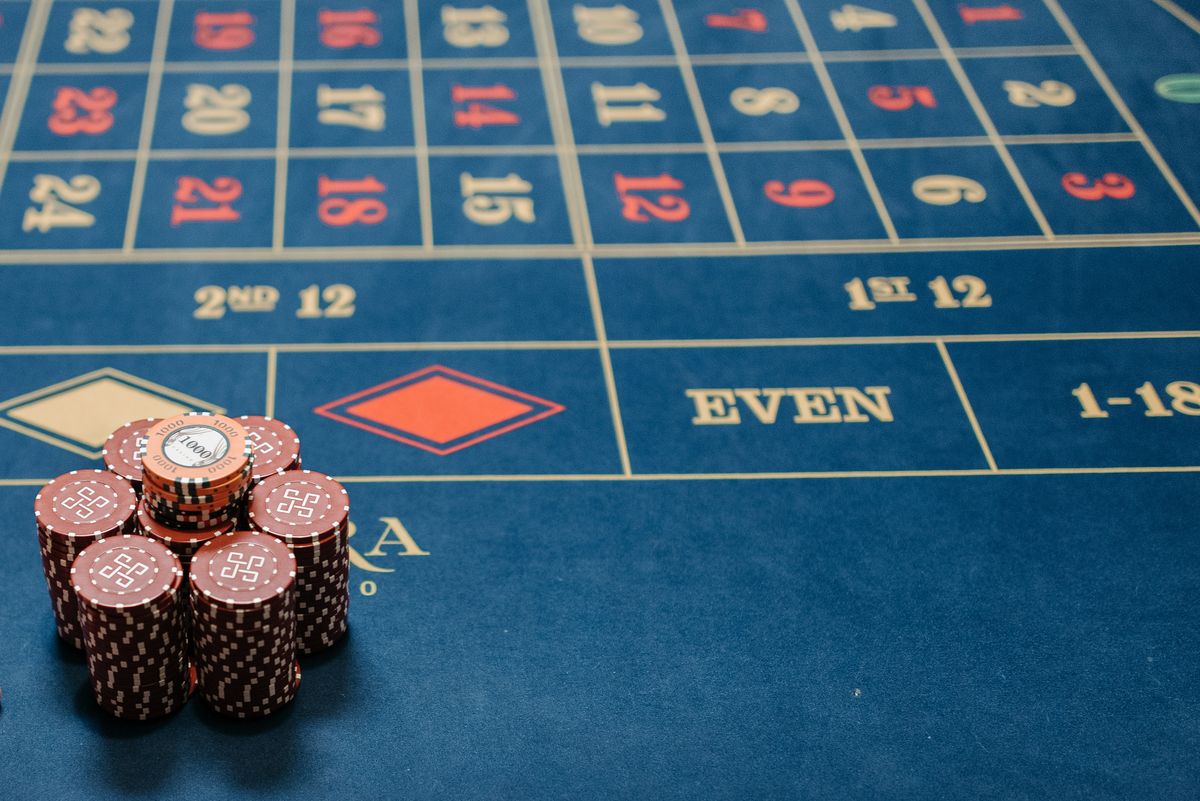 Meja roulette dengan chip poker di kasino