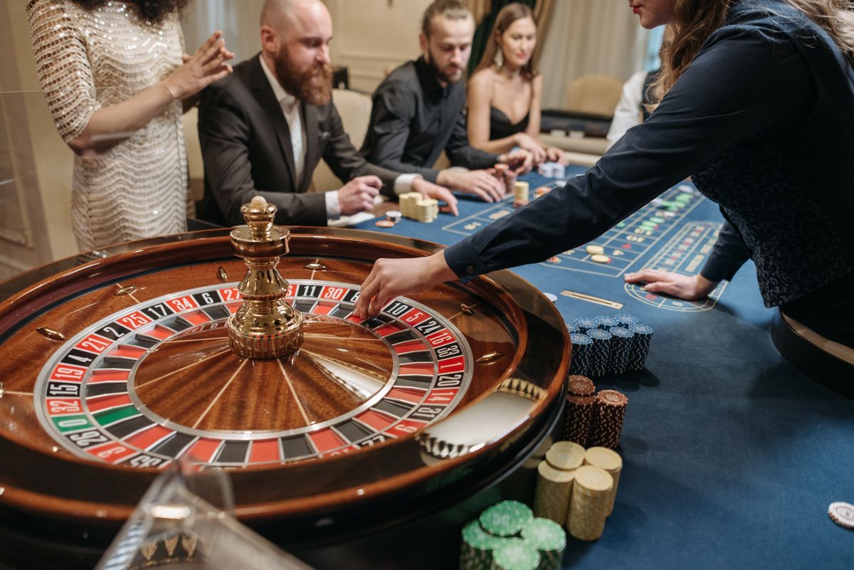 Pemain dan dealer bermain roulette di kasino