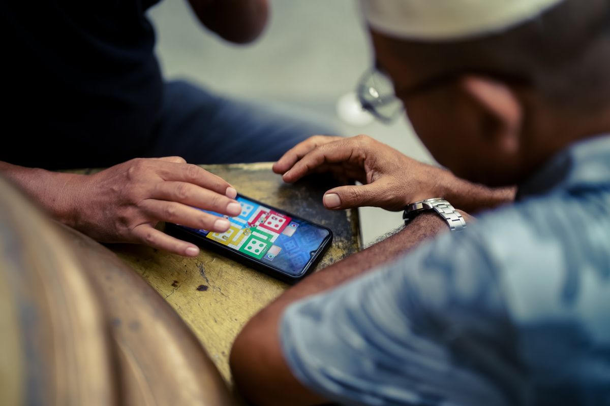 Dua orang menggunakan ponsel untuk permainan digital