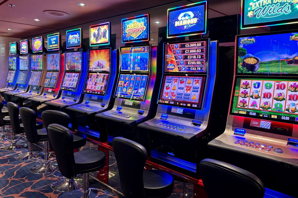 Mesin slot berwarna-warni di kasino